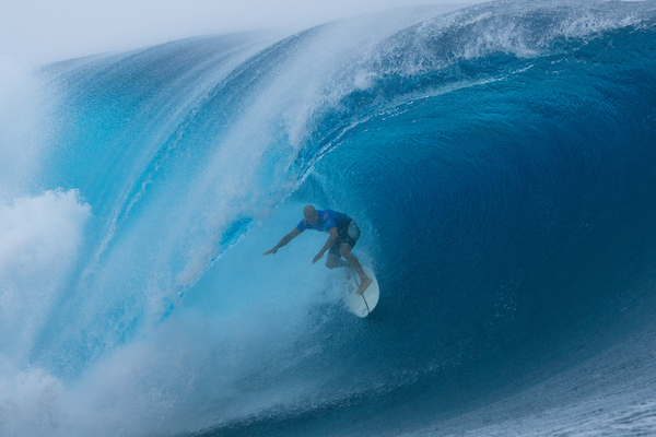 Outerknown Tahiti Pro TEAHUPOʻO, TAHITI, FRENCH POLYNESIA – AUGUST 8: Eleven-time WSL Champion Kelly Slater of the United States surfs in Heat 4 of Round One at the Outerknown Tahiti Pro on August 8, 2026 at Teahupoʻo, Tahiti, French Polynesia. (Photo by Hannah Anderson/World Surf League)